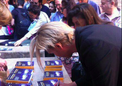 Signerer bøger efter optræden med Bud Spencer Blues Explosion i Cremona, Italien, juni 2014