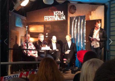På scenen til Krimfestivalen i Oslo, Norge. Med blandt andre Hans Olav Lahlum, Kurt Aust og Tom Egeland.